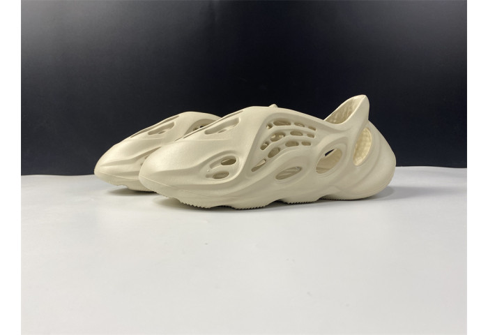 Y**zy foam runner slide sand color fy4567