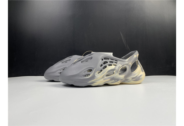 ad*s Y**zy foam rnnr mxt moon gray gv7904