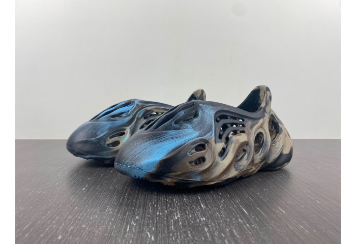 ad*s Y**zy foam runner blue clown