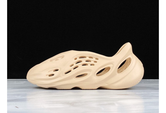 Y**zy foam runner slide ararat