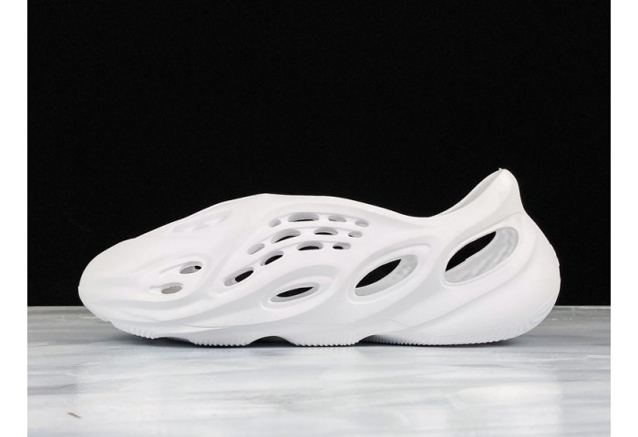 Y**zy foam runner slide white