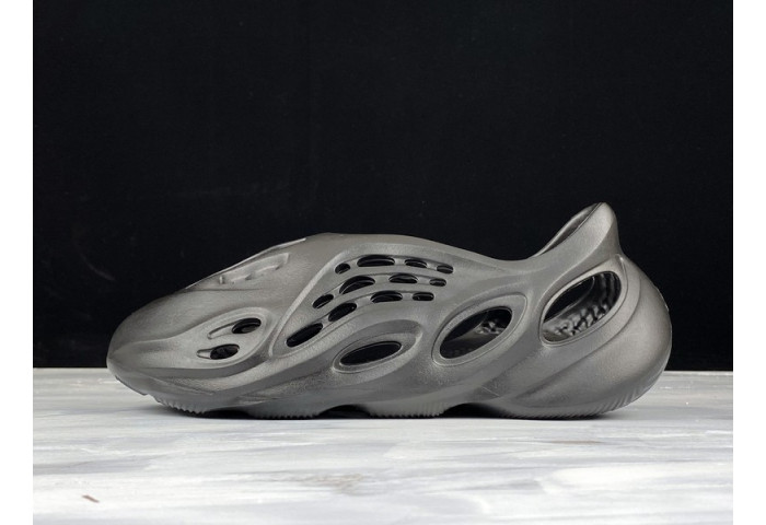 Y**zy foam runner slide black