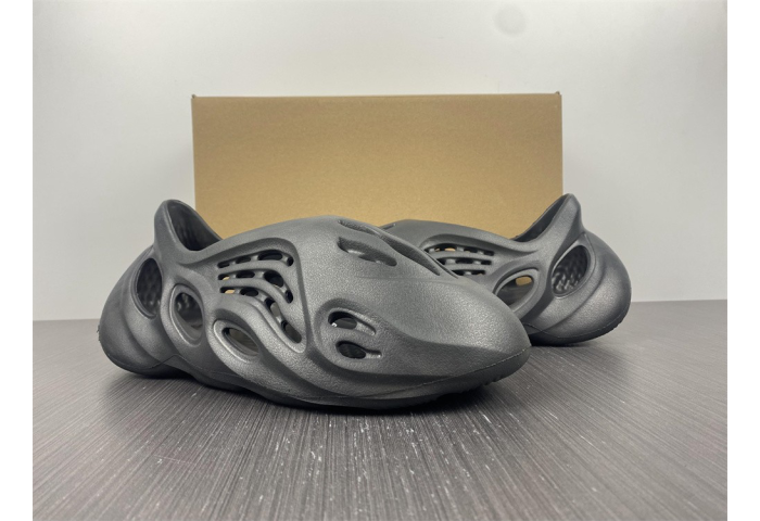 ad*s Y**zy foam runner hp8739