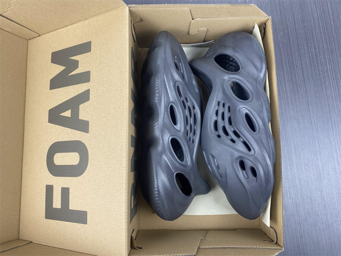 ad*s Y**zy foam runner hp8739