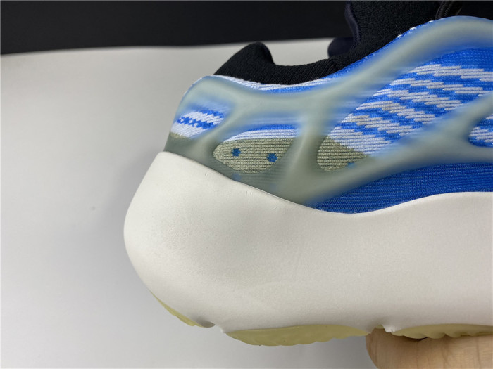 Y**zy boost 700v3 g54850