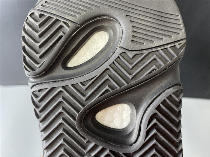 ad*s Y**zy boost 700 mnvn triple black fv4440
