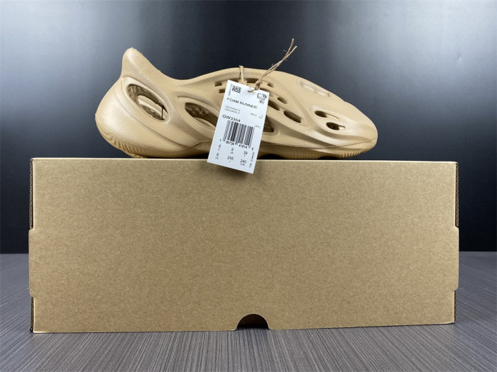 Y**zy foam runner slide ochre gw3354