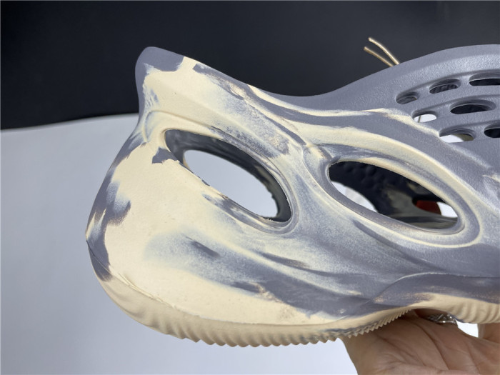 ad*s Y**zy foam rnnr mxt moon gray gv7904