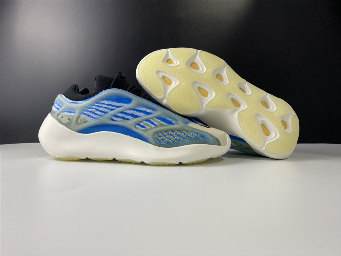 Y**zy boost 700v3 g54850