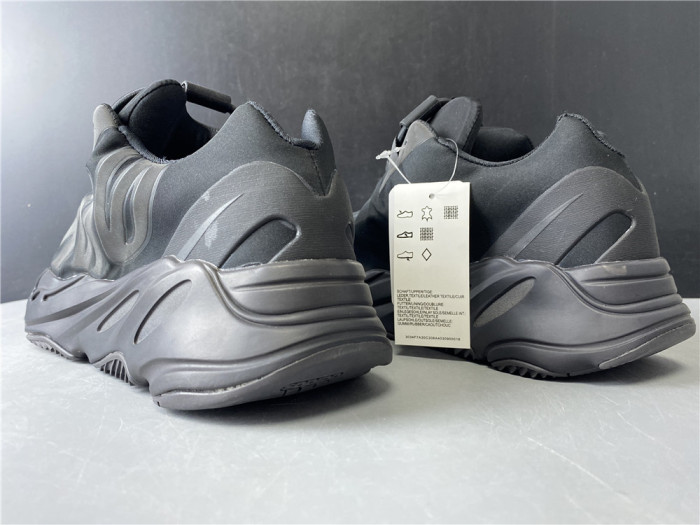 ad*s Y**zy boost 700 mnvn triple black fv4440