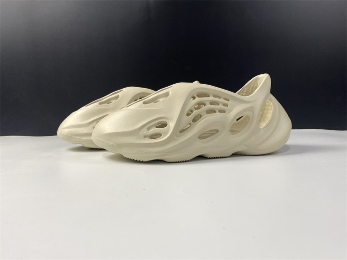 Y**zy foam runner slide sand color fy4567