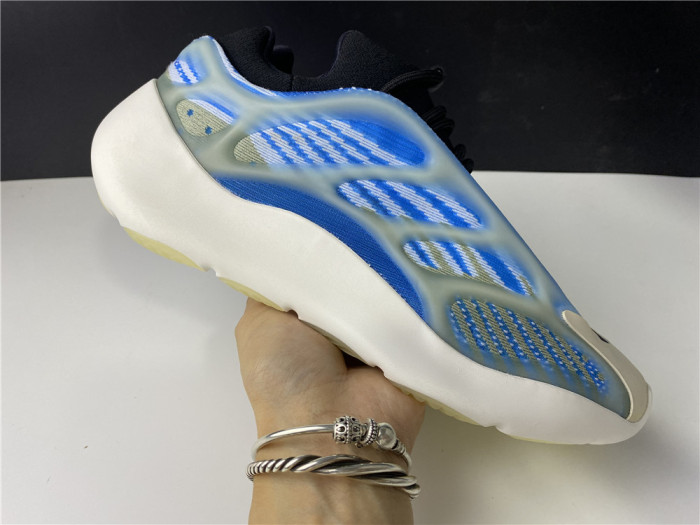 Y**zy boost 700v3 g54850
