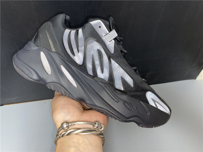 ad*s Y**zy boost 700 mnvn triple black fv4440