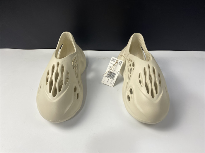 Y**zy foam runner slide sand color fy4567