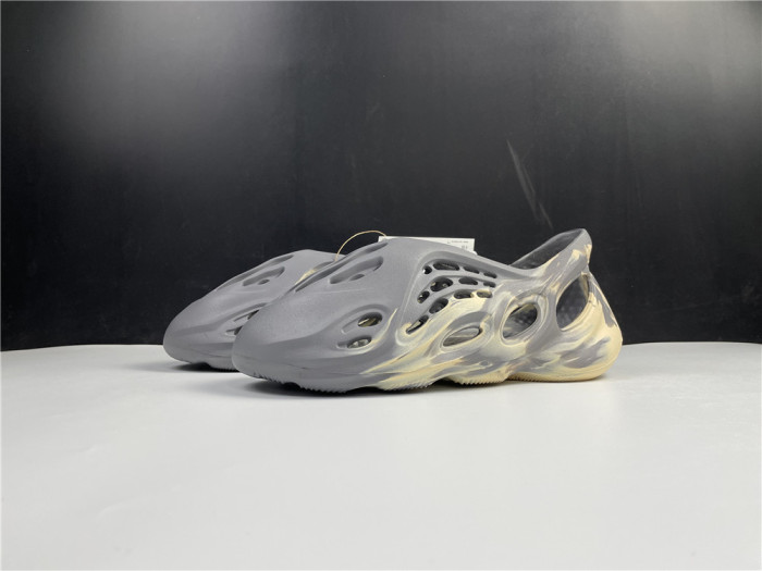 ad*s Y**zy foam rnnr mxt moon gray gv7904