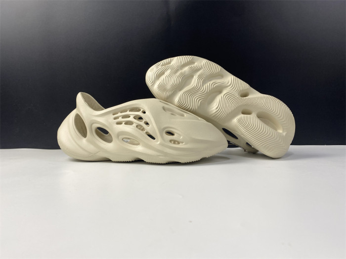 Y**zy foam runner slide sand color fy4567