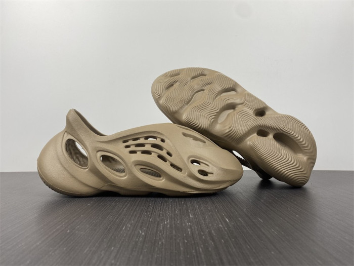 Y**zy foam runner slide brown gy6774