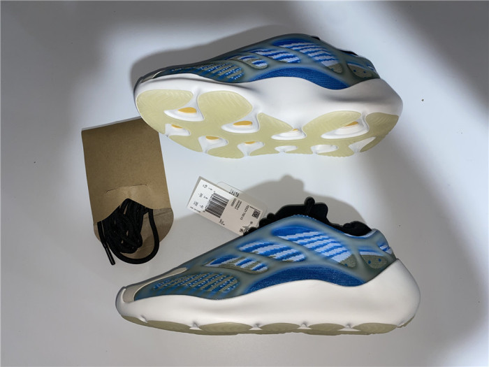 Y**zy boost 700v3 g54850