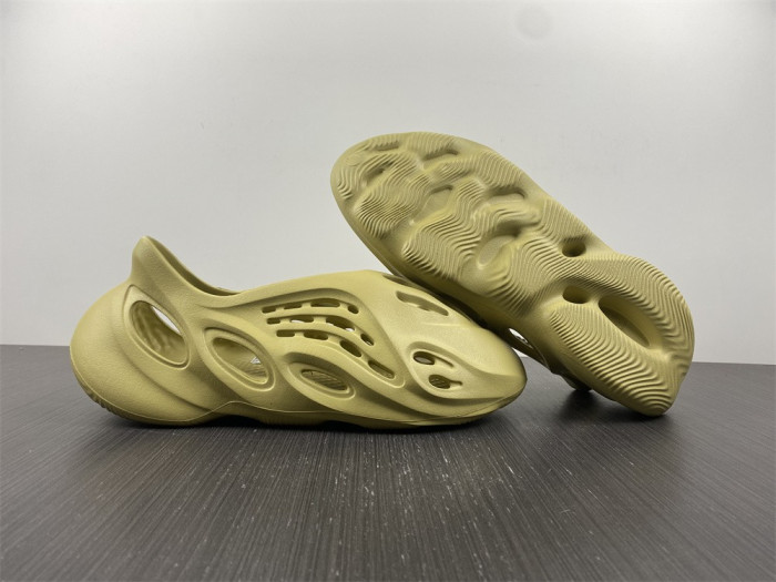 Y**zy foam runner slide rnnr gv6775