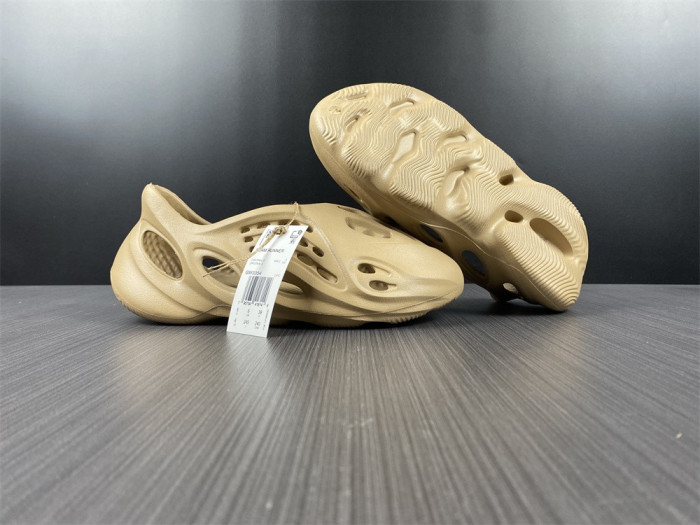 Y**zy foam runner slide ochre gw3354
