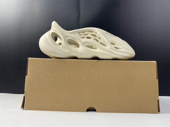 Y**zy foam runner slide sand color fy4567