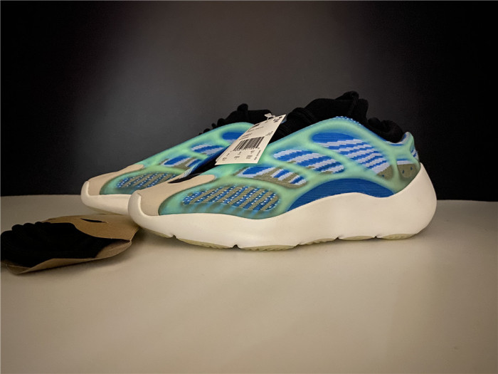 Y**zy boost 700v3 g54850
