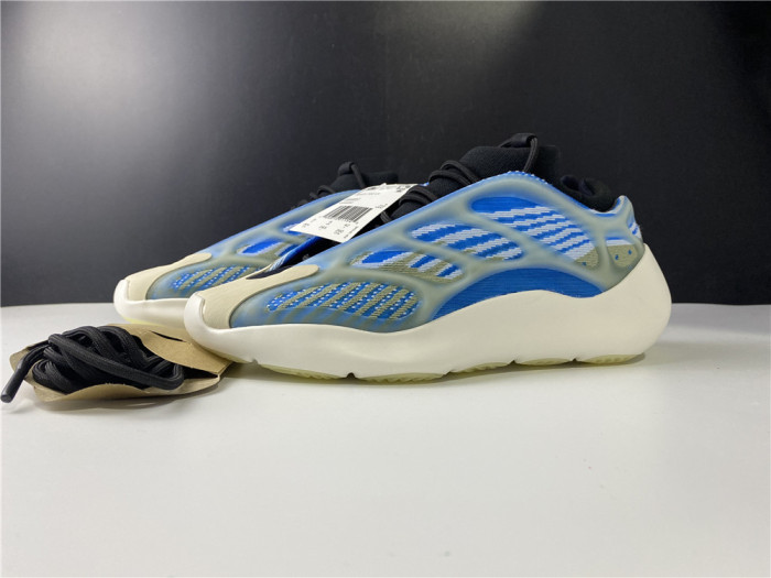 Y**zy boost 700v3 g54850