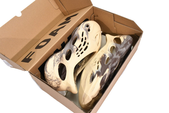 ad*s Y**zy foam rnnr mx cream clay gv8778
