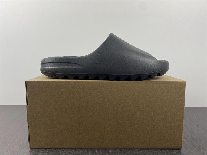ad*s Y**zy slide onyx hq6448