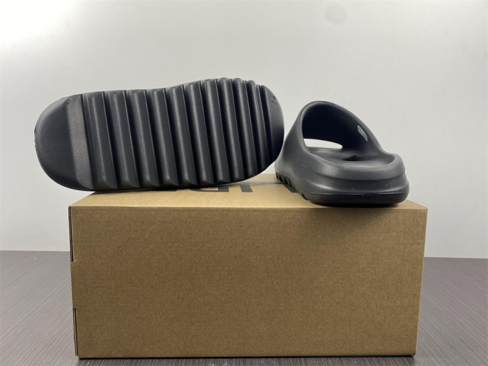 ad*s Y**zy slide onyx hq6448