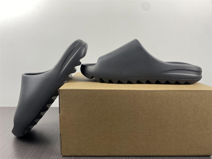 ad*s Y**zy slide onyx hq6448