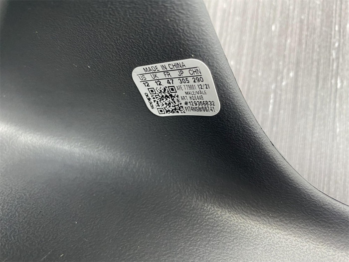 ad*s Y**zy slide onyx hq6448