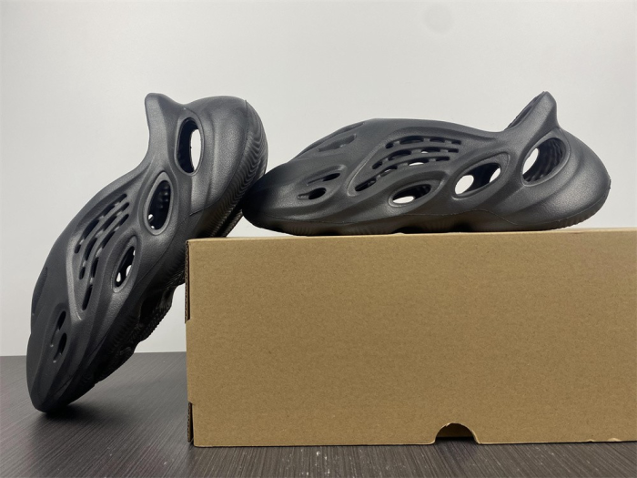 ad*s Y**zy foam runner hp8739