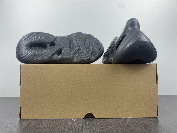 ad*s Y**zy foam runner hp8739