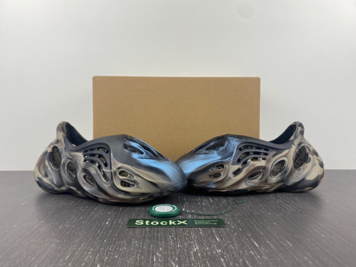 ad*s Y**zy foam runner blue clown