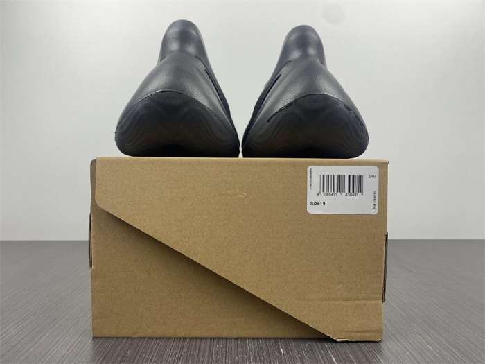 ad*s Y**zy foam runner hp8739
