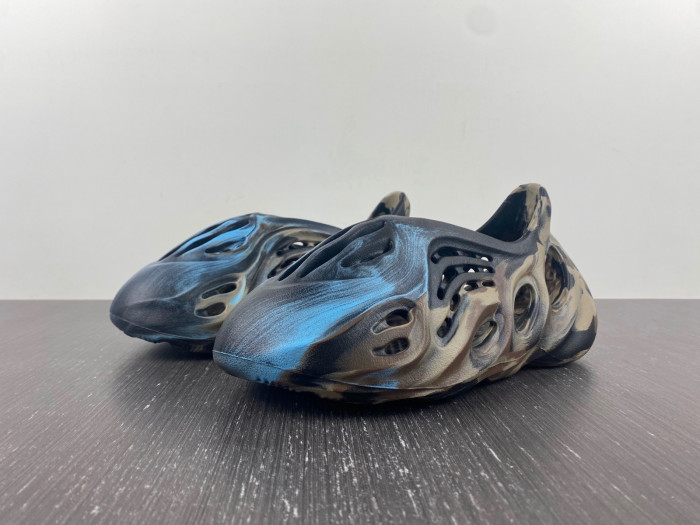 ad*s Y**zy foam runner blue clown