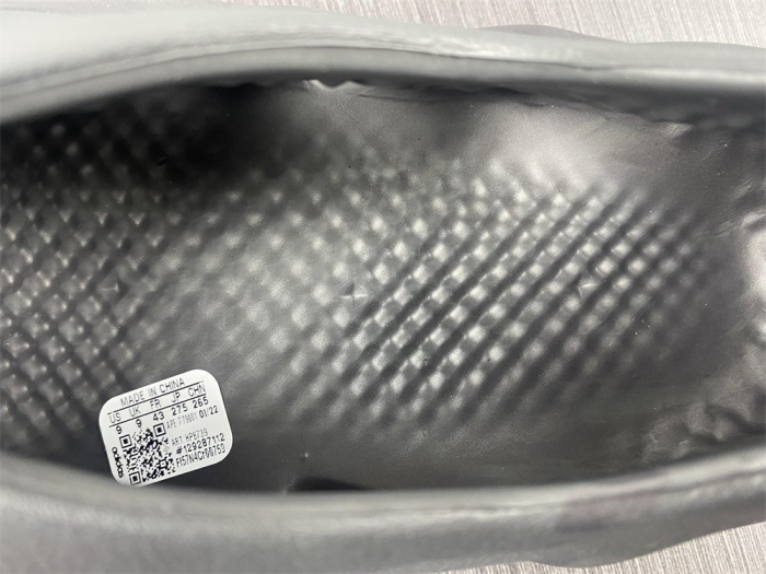 ad*s Y**zy foam runner hp8739