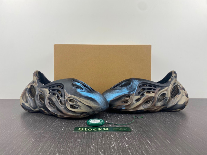 ad*s Y**zy foam runner blue clown