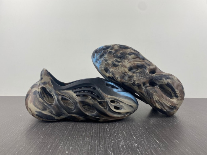 ad*s Y**zy foam runner blue clown