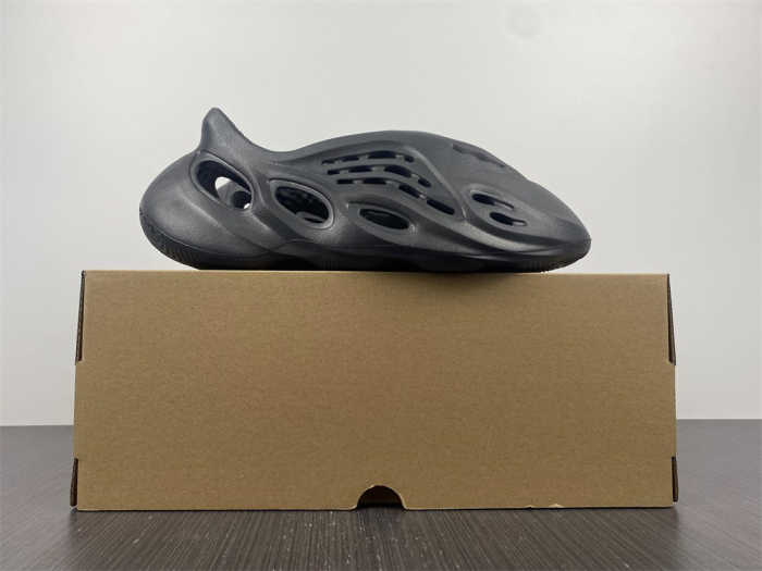 ad*s Y**zy foam runner hp8739