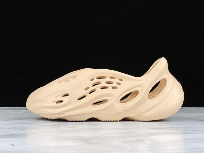 Y**zy foam runner slide ararat