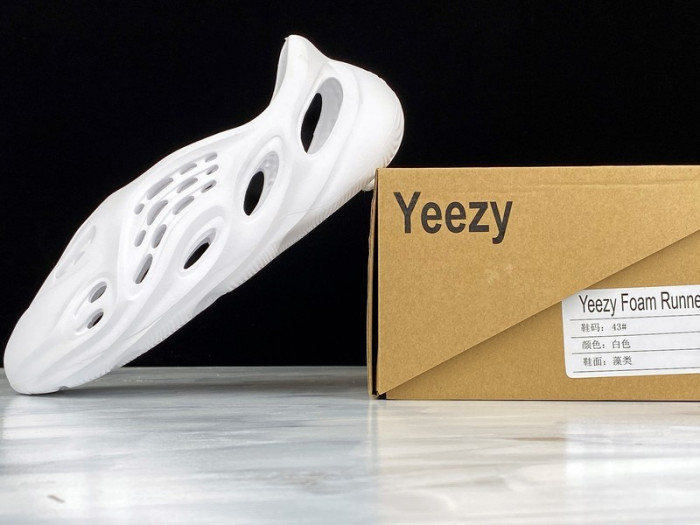 Y**zy foam runner slide white