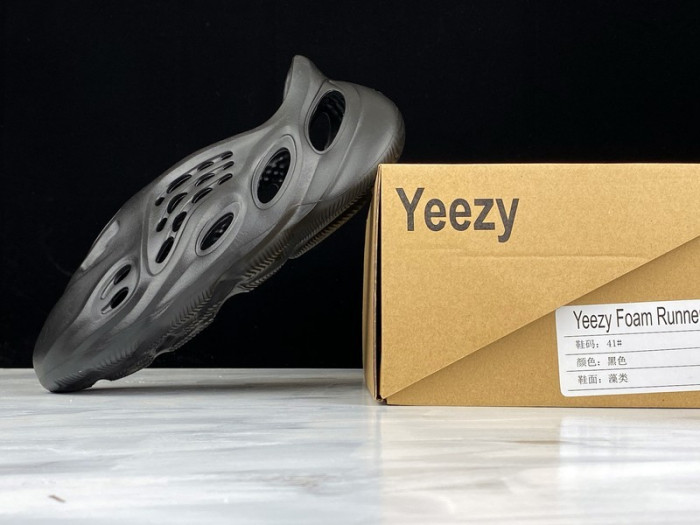 Y**zy foam runner slide black