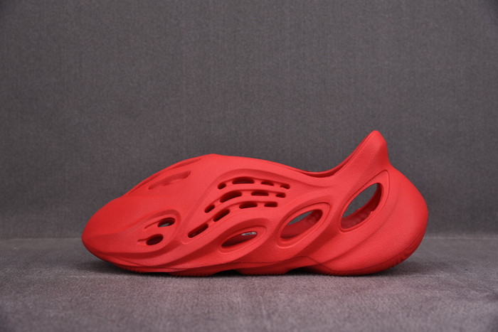 Y**zy foam runner slide red