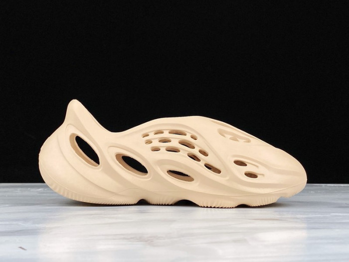 Y**zy foam runner slide ararat