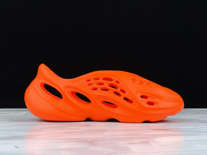 Y**zy foam runner slide orange