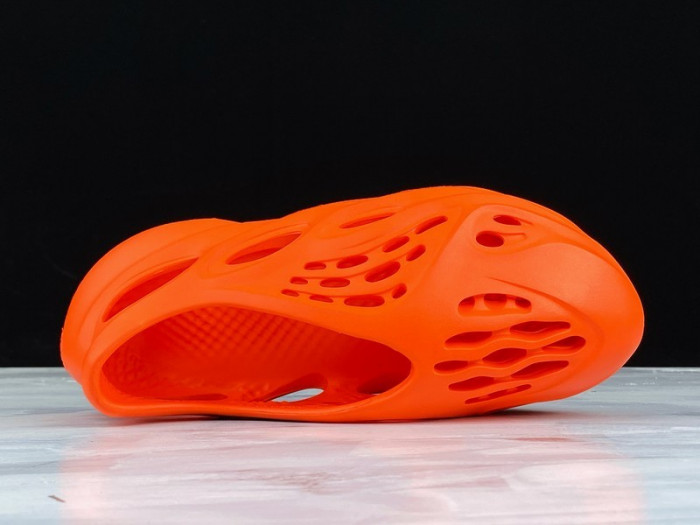 Y**zy foam runner slide orange