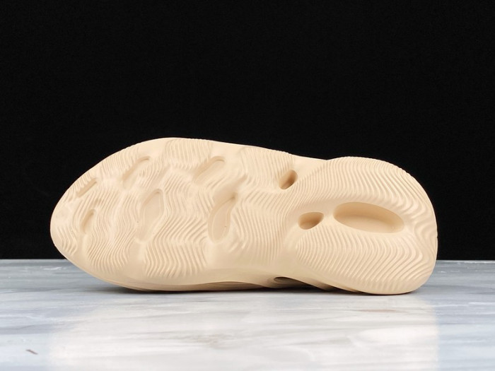 Y**zy foam runner slide ararat