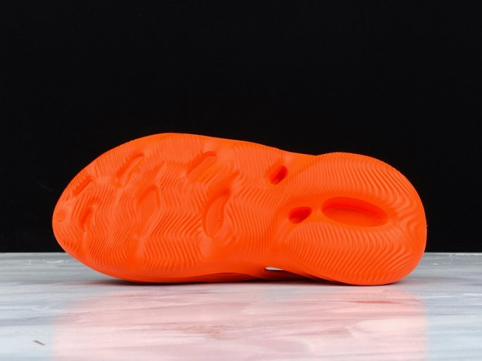 Y**zy foam runner slide orange